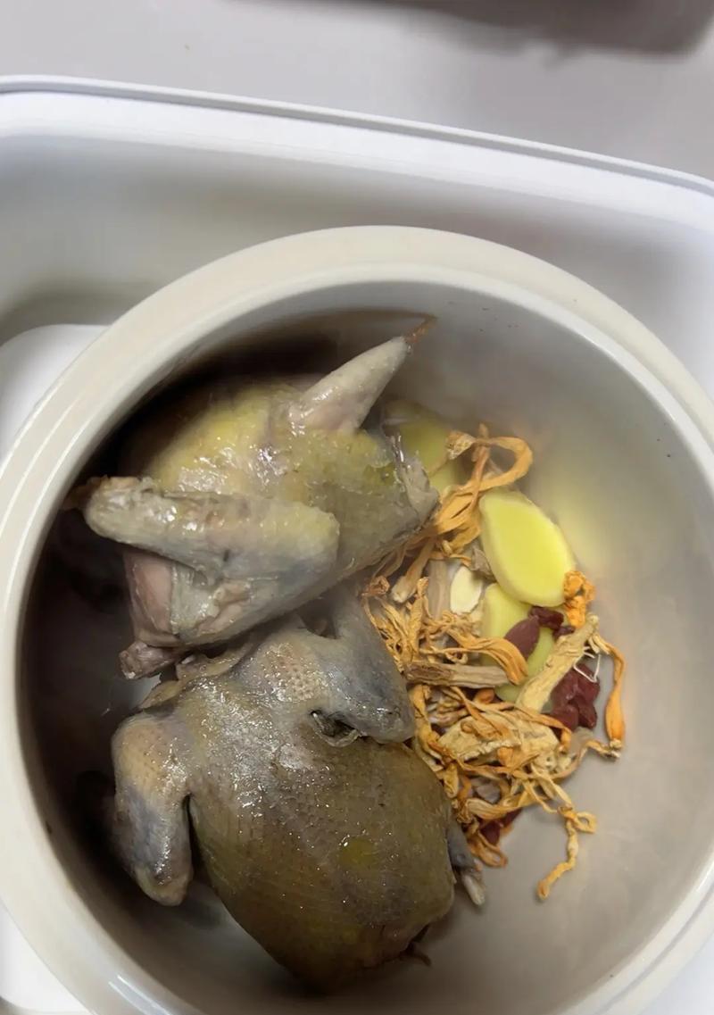 滋补养生，乌鸡汤的做法和食用方法（营养丰富、口感鲜美，乌鸡汤成为养生佳品）-第1张图片-美味行家