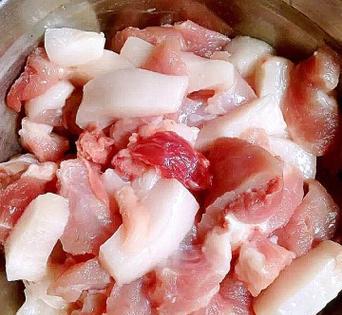 小熊煎锅芹菜鲜肉煎饺的制作方法（美味又健康的自制煎饺，想必你会爱上！）-第2张图片-美味行家