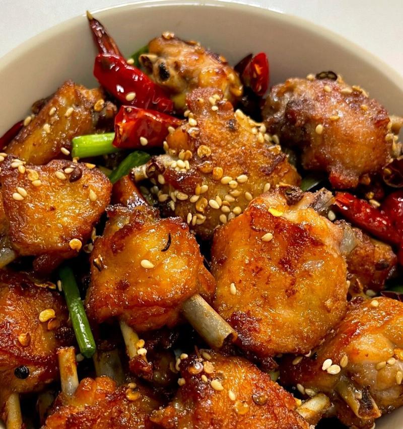 学会制作香甜不辣鸡翅，让你的舌尖快乐起飞！（家常美味不辣鸡翅的制作方法，让你口感丰富，回味无穷！）-第2张图片-美味行家