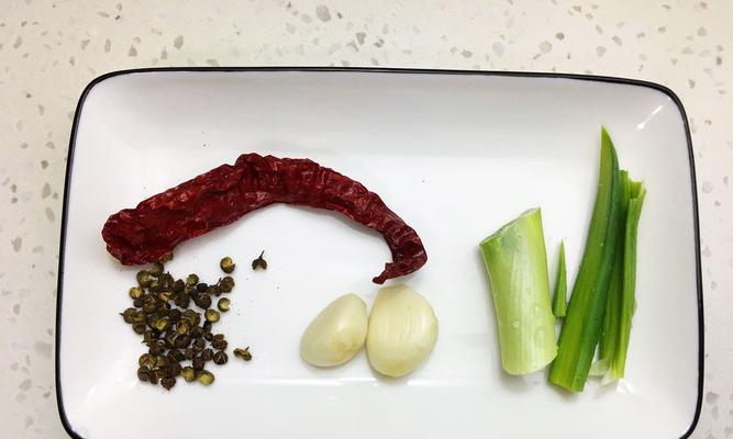 热辣爆炒烧肉甘蓝菜（家常小炒必备，辣味十足）-第2张图片-美味行家