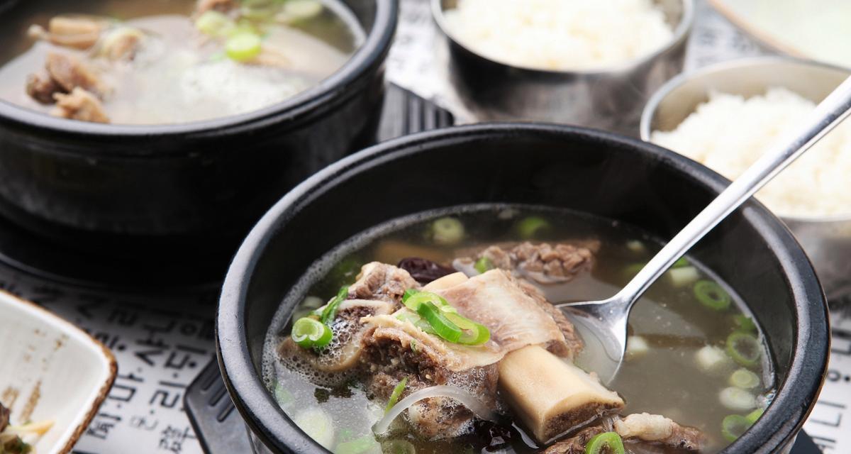 清淡排骨汤，喝出健康美味（15道制作排骨汤的秘诀，让你尝到家的味道）-第1张图片-美味行家