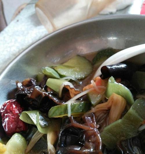 做一碗营养丰富的杂菜汤（多种蔬菜营养搭配，打造健康饮食生活）-第2张图片-美味行家