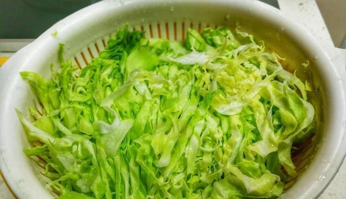 素炒莲花白的做法（清爽美味，健康营养，让你爱上素食）-第2张图片-美味行家