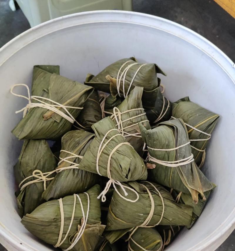 手工包粽——以粽叶包肉（传统美食，自家DIY，如何包出美味的粽子）-第2张图片-美味行家