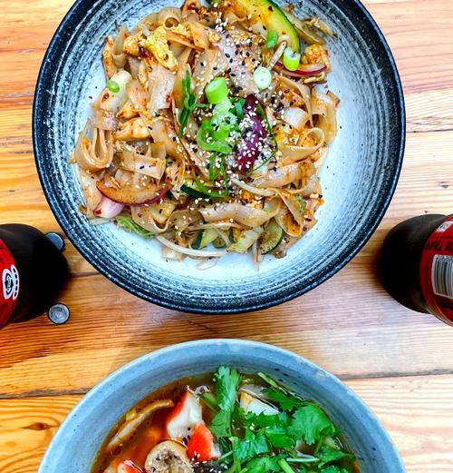 家常美食——酸辣鸭血粉丝汤的制作（用爱和味蕾串联的一道美味，让你在家也能品尝正宗的地方小吃）-第2张图片-美味行家