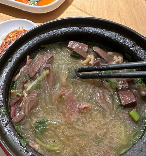 家常美食——酸辣鸭血粉丝汤的制作（用爱和味蕾串联的一道美味，让你在家也能品尝正宗的地方小吃）-第1张图片-美味行家
