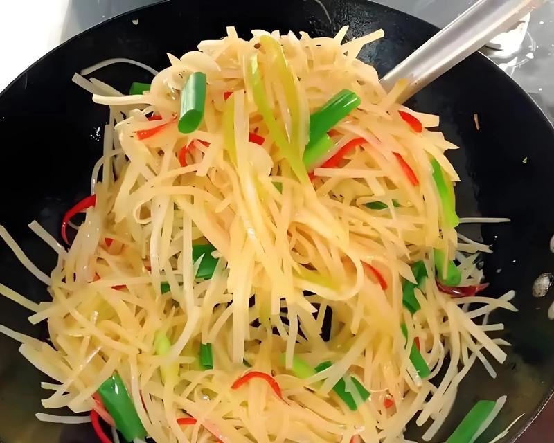 教你做一道地道的家常菜——土豆丝炒酸菜丝（学会这道菜，让你的饭桌多了一份家的味道）-第1张图片-美味行家