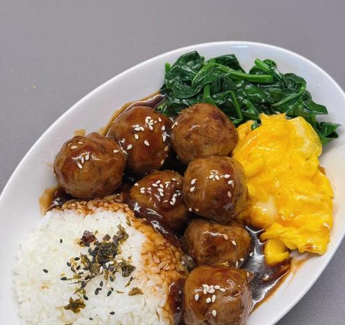 尝鲜必备！香气扑鼻的洋葱牛肉饭（教你如何制作口感绝佳的洋葱牛肉饭）-第2张图片-美味行家