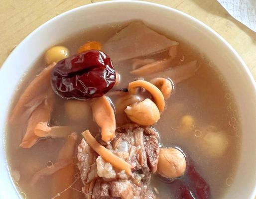 正月初一墨鱼汤，献给家人的暖心美食（用家传秘方烹制的浓香墨鱼汤，温暖过冬的最佳选择）-第2张图片-美味行家