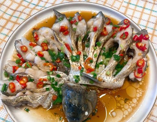 清蒸八宝鱼的制作方法（传统美食八宝鱼的家常做法）-第3张图片-美味行家