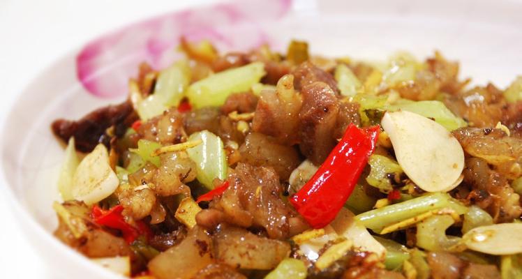 爆炒牛蹄筋的制作方法（做出香酥可口的牛蹄筋，让你爱不释手）-第1张图片-美味行家