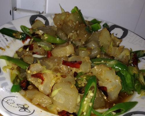 爆炒牛蹄筋的制作方法（做出香酥可口的牛蹄筋，让你爱不释手）-第3张图片-美味行家