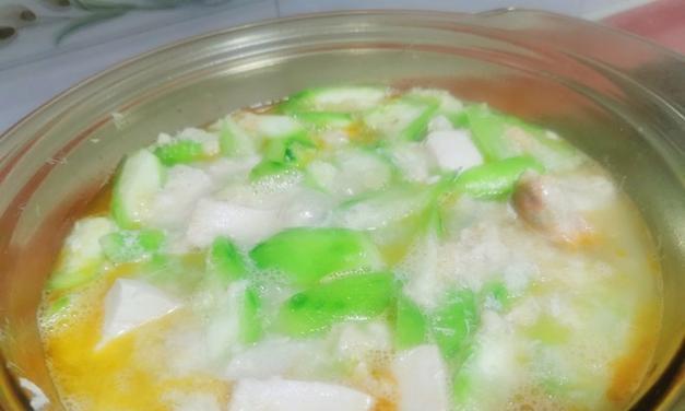 打造口感绝佳的仙人掌瘦肉豆腐羹（清爽健康的美味佳肴，以仙人掌为主角）-第1张图片-美味行家