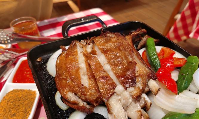 香辣小羊排的制作方法（掌握美食家的烹饪技巧，学会一道迷人的美食！）-第3张图片-美味行家