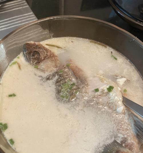 土鲫鱼豆腐汤的制作方法（鲜美可口的家常汤菜，土鲫鱼汤的营养与口感）-第2张图片-美味行家