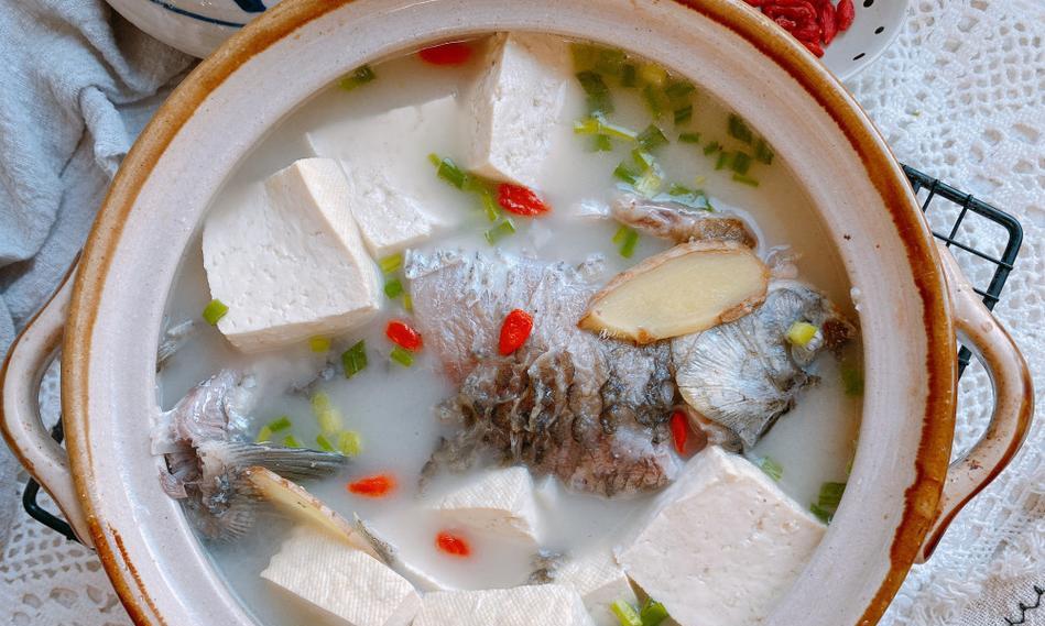 土鲫鱼豆腐汤的制作方法（鲜美可口的家常汤菜，土鲫鱼汤的营养与口感）-第3张图片-美味行家