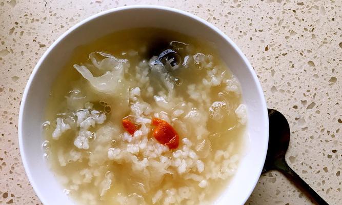 银耳莲子黑芝麻粥——营养又美味的健康早餐（以营养美食为生活常态，开启健康生活模式）-第3张图片-美味行家