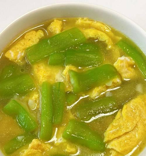 学会用丝瓜鸡蛋汤调制美味汤面（以丝瓜为主料，轻松制作一碗简单而美味的面条汤）-第1张图片-美味行家