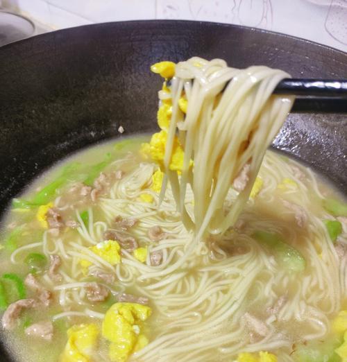 学会用丝瓜鸡蛋汤调制美味汤面（以丝瓜为主料，轻松制作一碗简单而美味的面条汤）-第2张图片-美味行家