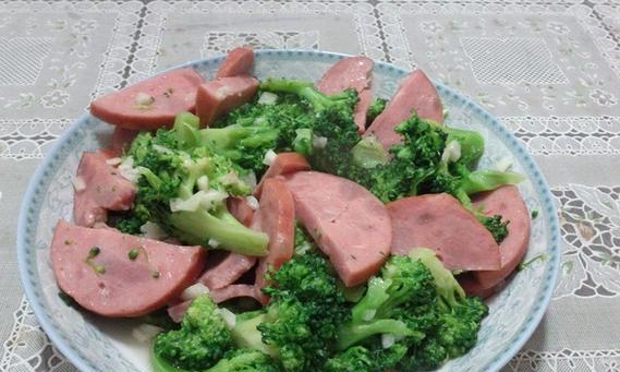 美味可口的炒火腿肠与以西兰花（让你的味蕾沉醉在慢慢炒制的香气中）-第3张图片-美味行家