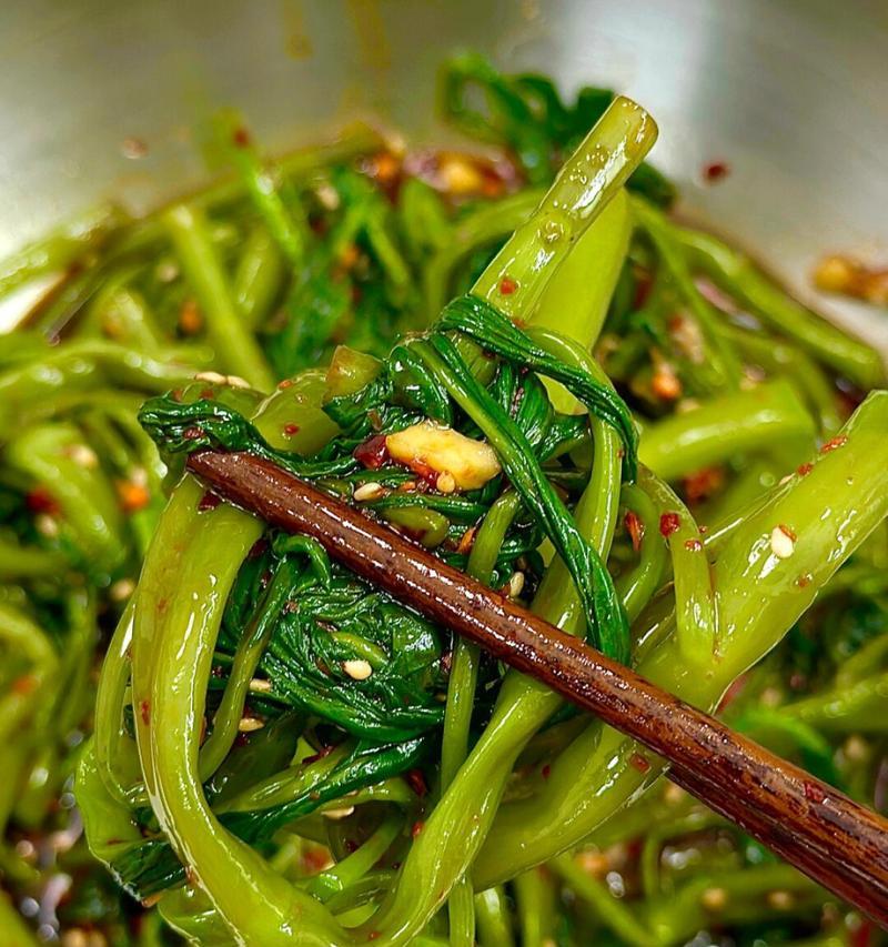酸辣通心菜帮，清爽开胃的夏日凉菜（教你做一道美味可口的酸辣通心菜帮）-第1张图片-美味行家